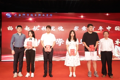 人文與社會科學系領導為畢業生代表頒發畢業證書 人文與社會科學系領導為畢業生代表頒發畢業證書