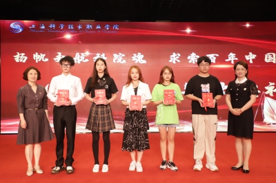 商貿管理學院領導為畢業生代表頒發畢業證 商貿管理學院領導為畢業生代表頒發畢業證