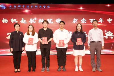 通信與電子信息系領導為畢業生代表頒發畢業證書 通信與電子信息系領導為畢業生代表頒發畢業證書